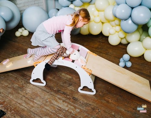 planche d'équilibre montessori multicolore avec rampe en bois naturelle pour jeune enfant